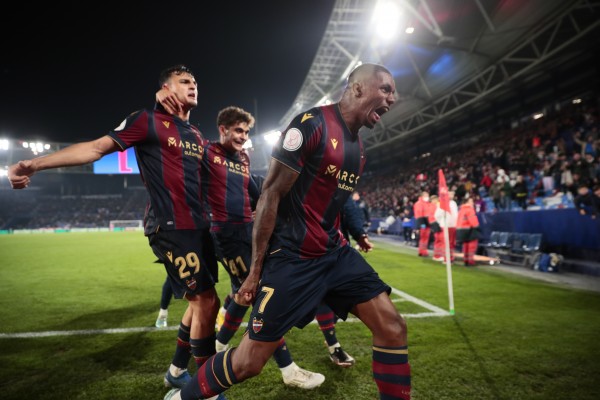 Wesley desata la locura y mete al Levante en octavos