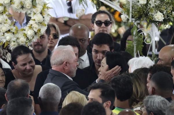 Finaliza el velatorio de Pelé tras la visita de 230.000 aficionados
