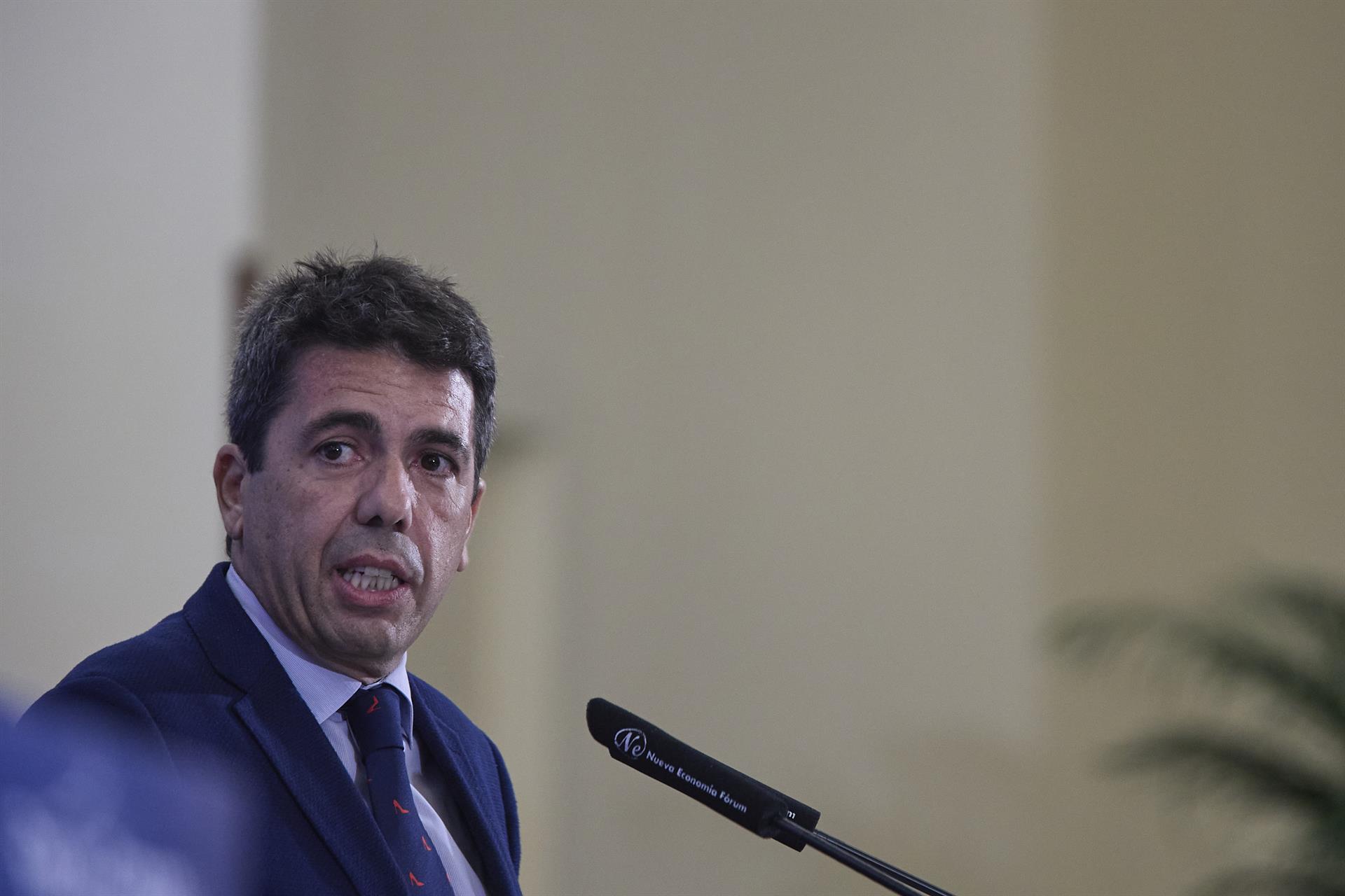 Mazón se muestra 