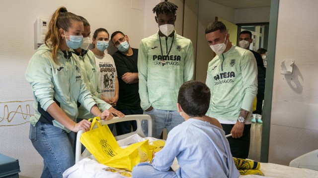 El Villarreal CF lleva la alegría a los niños del Hospital de la Plana