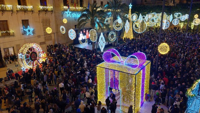 Más de 5.000 personas dieron la bienvenida a 2023 en la Plaça de Baix de Elche
