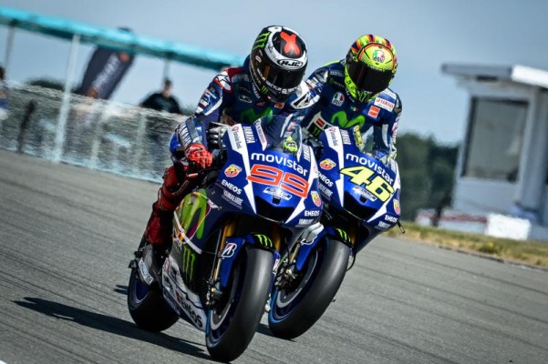 Rossi y Lorenzo se juegan el título a una carta y con un ambiente viciado