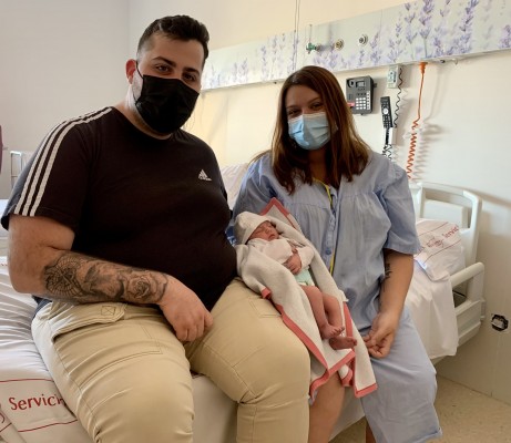 Jimena, el primer bebé de la Región en 2023, llega al mundo diez minutos después de las campanadas