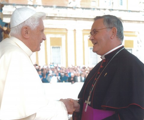 El obispo Lorca Planes elogia la sencillez y la sabiduría de Benedicto XVI y pide una oración por su vida