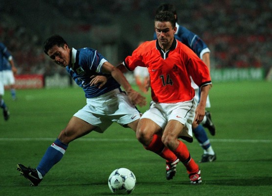 Marc Overmars sufre un derrame cerebral leve
