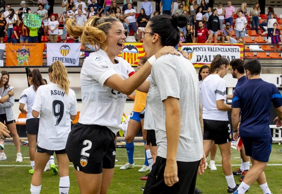 Más de 300 aficionados acuden al entrenamiento del Valencia Femenino
