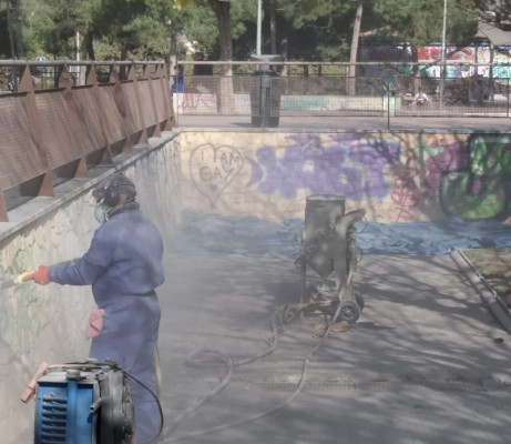 Alicante acomete la limpieza de pintadas en los muros empedrados del parque del Tossal