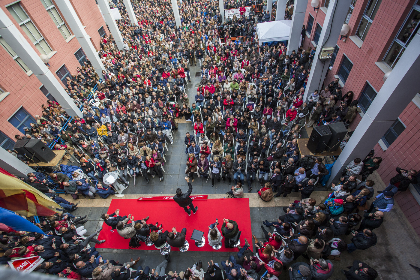 Sánchez azuza a las bases contra la gestora: 