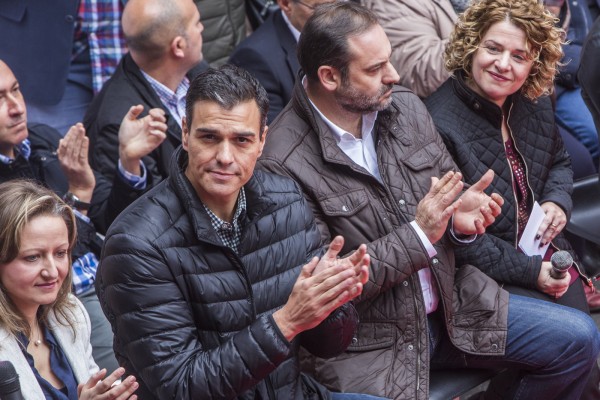 Sánchez azuza a las bases contra la gestora: 
