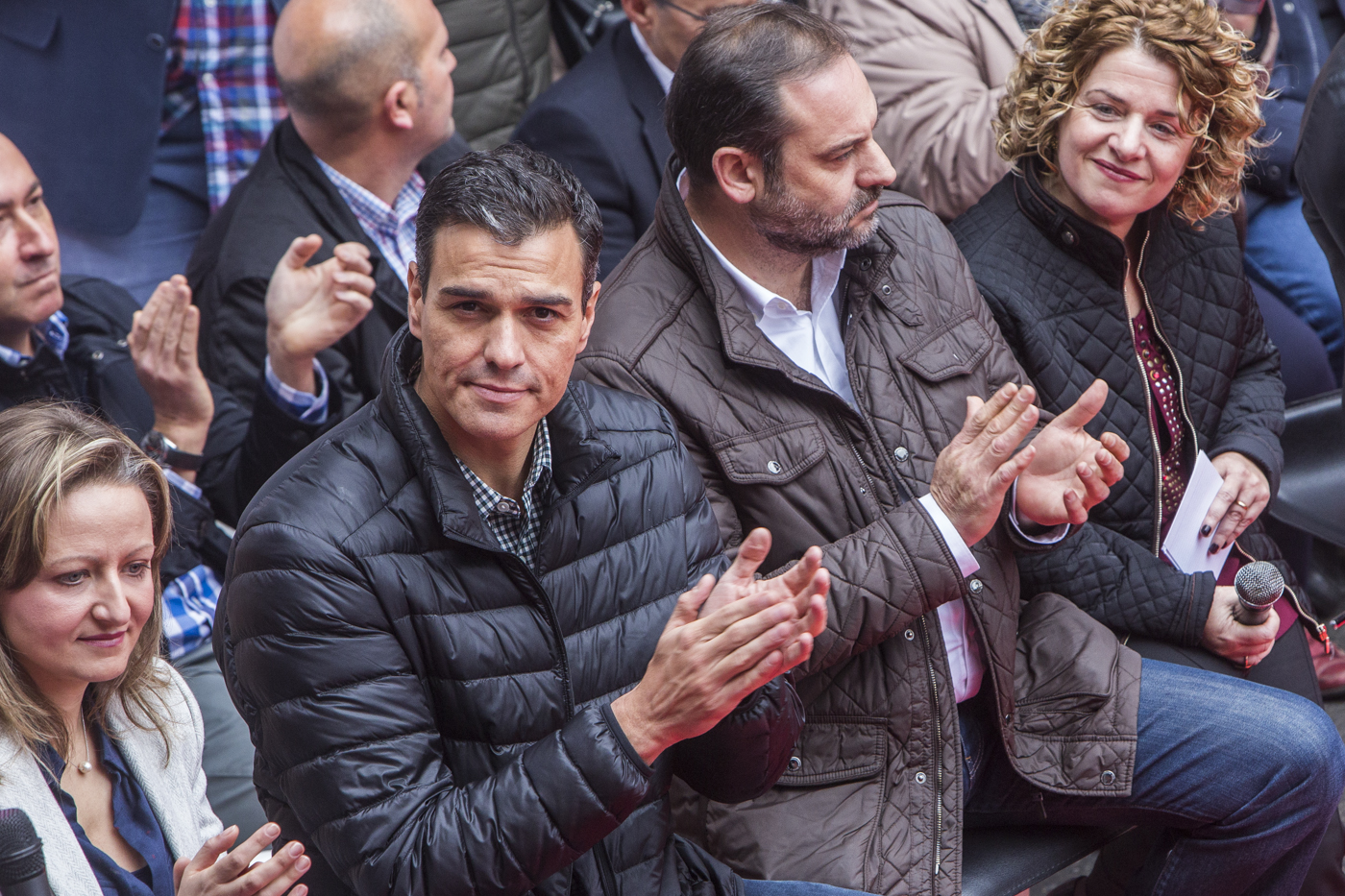 Sánchez azuza a las bases contra la gestora: 