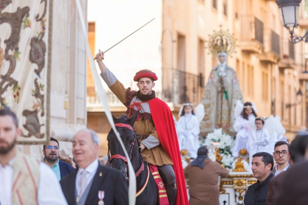 Histórico y emotivo encuentro en la Plaça de Baix durante la Procesión de la Venida de la Virgen