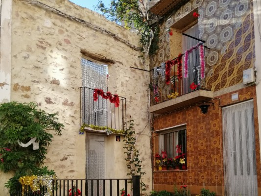 Los balcones de Algimia se engalanan: el pueblo pasa de tener tres casas iluminadas a casi 50 