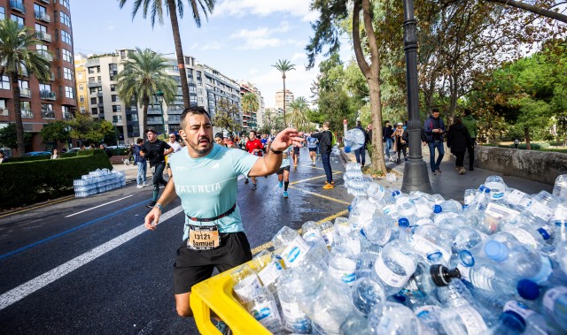 Ecoembes recicla más de 15 toneladas de plástico, papel y cartón del Maratón Valencia 

