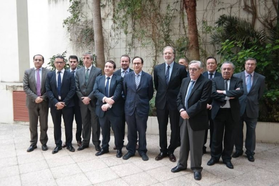 Consejo de Administración de Caixa Ontinyent, en una visita al IVF en 2015. Foto: GVA - 