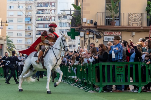 Elche vuelve a disfrutar de la carrera de Cantó y el hallazgo de la Virgen a pesar de la leve caída del guardacostas