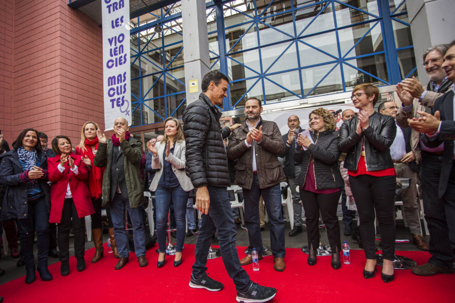 Los camaleones Sánchez y Ábalos abren brecha en Valencia