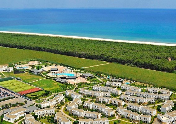 La hotelera Bluserena confía en la cartagenera Talasur para remodelar las habitaciones de un complejo turístico en la costa italiana