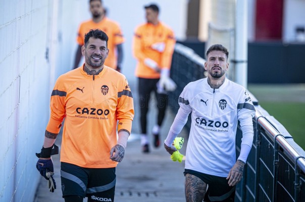 Castillejo y Cavani se ejercitan con normalidad con el Villarreal a la vuelta de la esquina