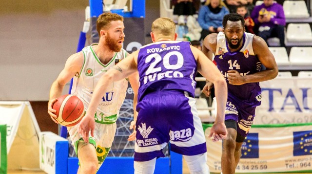 El TAU gana al Valladolid sobre la bocina y toma aire