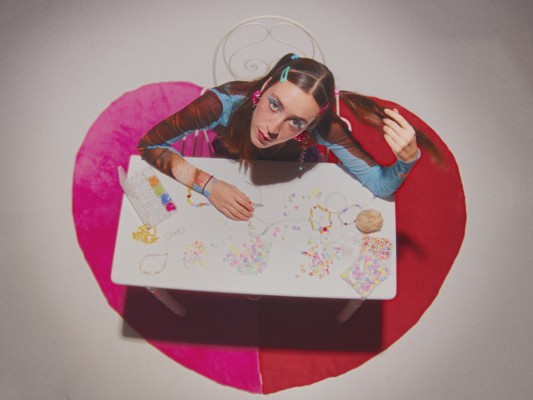 Carlota estrena 'Collar con forma de corazón', un single 'cuqui pop' sobre el amor más naif 
