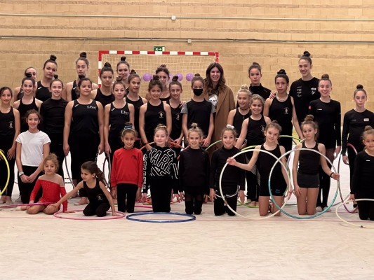 Polina Berezina imparte una clase a 42 niñas del Club Gimnasia Rítmica de Barajas