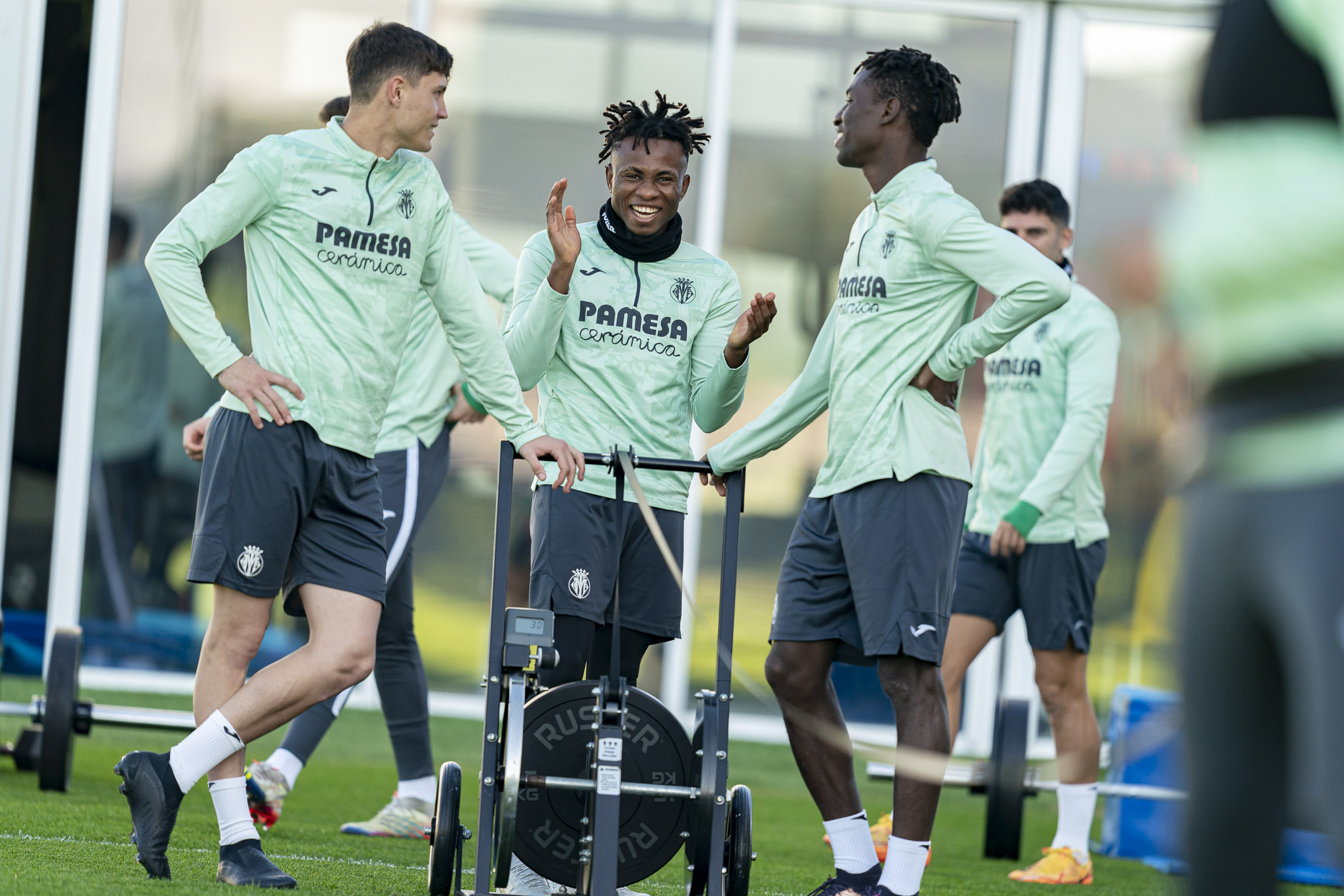 Capoue, Coquelin y Pedraza, bajas en el entrenamiento a cuatro días del derbi
