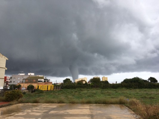 La tormenta deja una espectacular manga marina visible desde varios puntos de la Comunitat