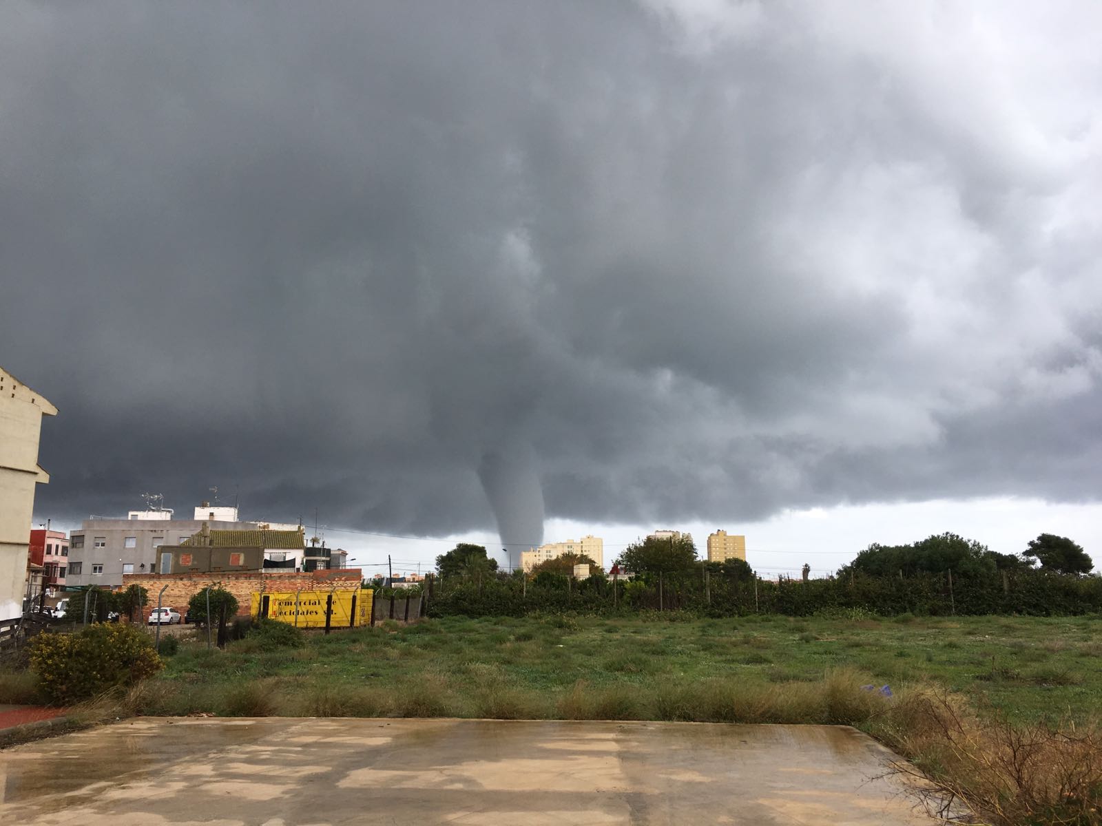 La tormenta deja una espectacular manga marina visible desde varios puntos de la Comunitat