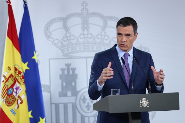 Sánchez anuncia 450 millones en ayudas directas y 500 en préstamos ICO para el azulejo y otras industrias