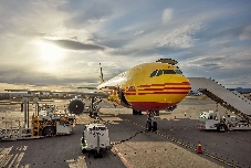 El grupo logístico alemán DHL gana 3.501 millones en 2025, un 5,1% más, y mejora el dividendo