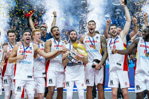 La selección española culmina su póker europeo
