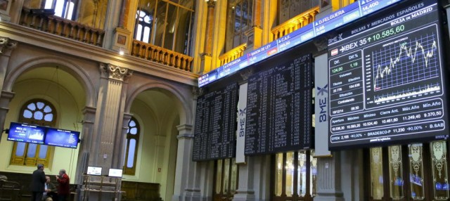 Telefónica lleva al Ibex 35 a superar los 10.500 puntos a media sesión