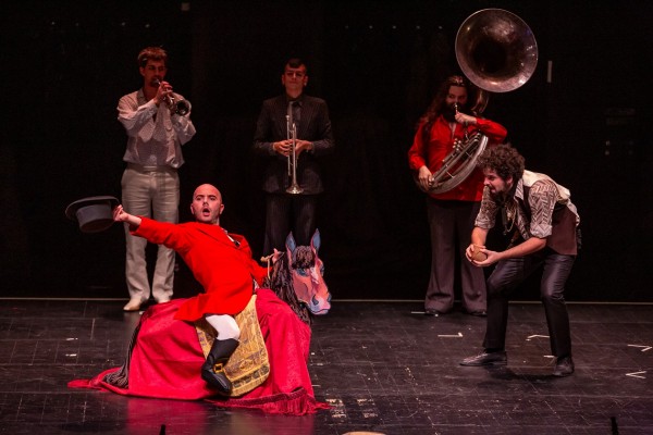 Músics de carrer pugen al Principal per a oferir les seues versions de la història musical