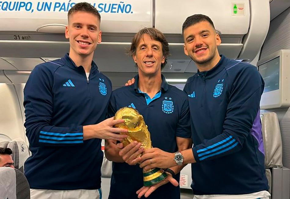 Juan Foyth y Gero Rulli junto a Luis Oscar Martín. ESTUDIANTES DE LA PLATA - 