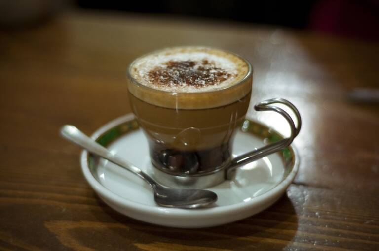 Beber dos o más cafés al día duplica el riesgo de muerte en personas hipertensas graves según un estudio