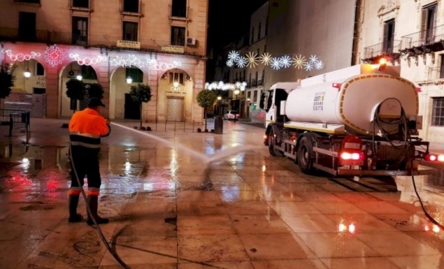 Alicante refuerza la limpieza de las calles y plazas por Navidad con       44 equipos mecanizados

