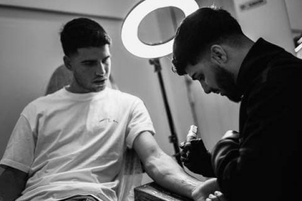 Carlos Alcaraz se hace su primer tatuaje con la triple C que le inculcó su abuelo 