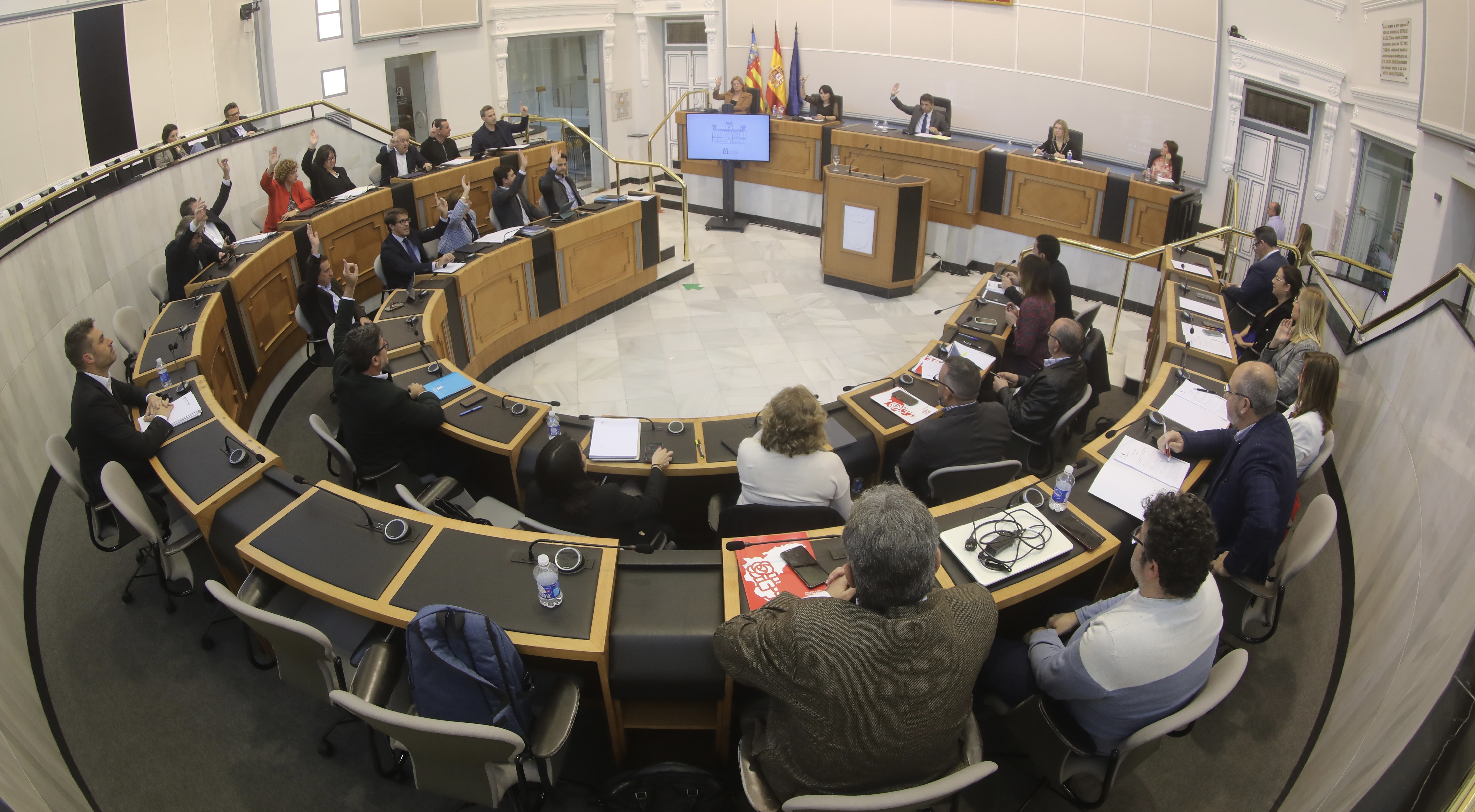 Luz verde a las cuentas de la Diputación de Alicante: PSPV y Compromís critican sus límites; PP y Cs, el 'no' de la oposición