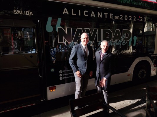 Alicante pone en marcha el autobús gratuito para desplazarse hasta los escenarios navideños
