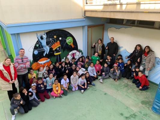 Más de 240 alumnos y familias pintan cinco murales en el colegio 9 d'Octubre de Alicante 
