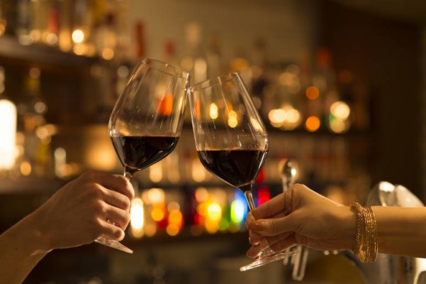 Salud aboga por una Navidad sin resacas: advierte del riesgo de abusar del alcohol