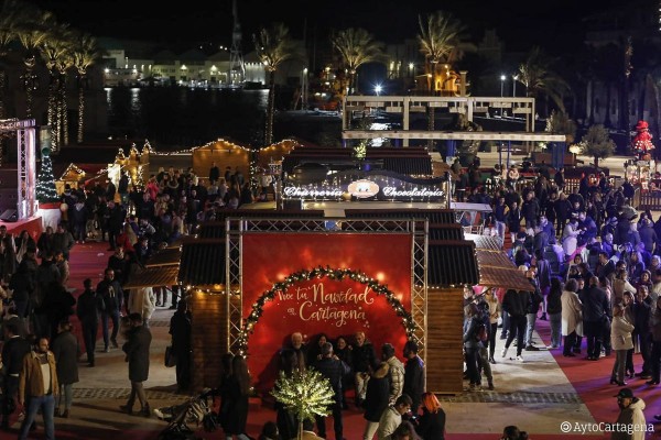 Sonido, baile y espectáculo reciben a Papá Noel la tarde de este viernes en el escenario del Mercadillo de Navidad en el Puerto