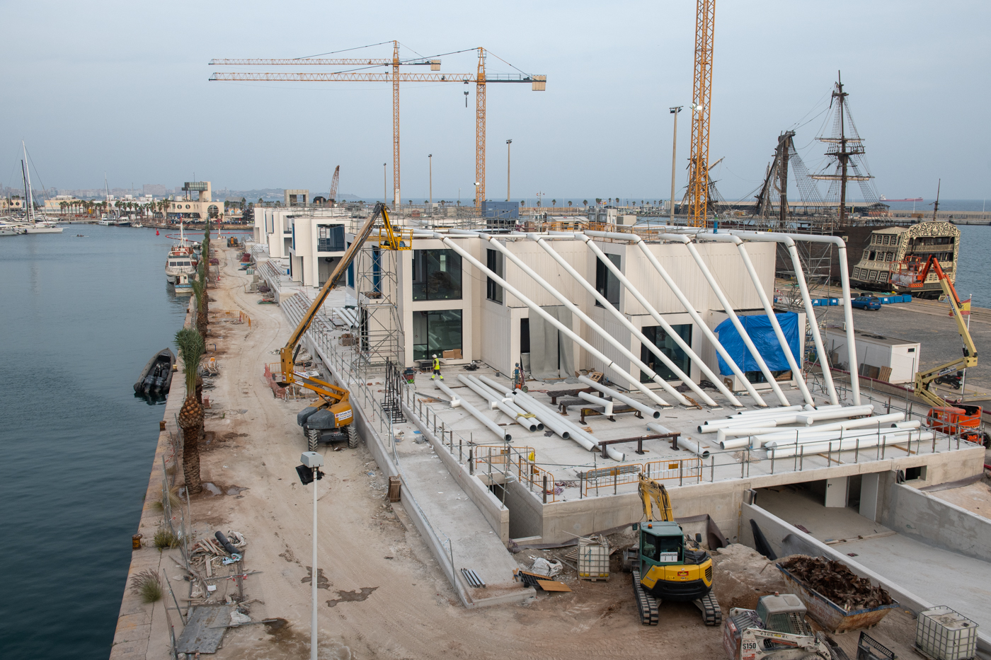 Los cuatro módulos que componen la nueva sede de Distrito Digital en el muelle 5 del Puerto de Alicante. Foto: RAFA MOLINA - 