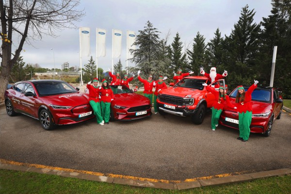 Ford lleva a Papá Noel y a sus elfos en su visita navideña a la Fundación Bobath