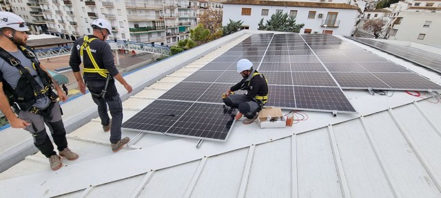 Acabada la primera instalación en el Centro Social de Altea de la Comunidad Energética Local 