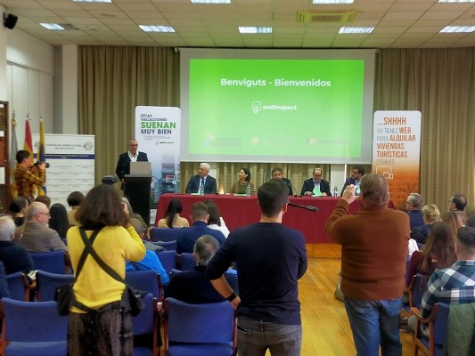 Colomer entrega las certificaciones 'weRespect' a los pisos turísticos de València adheridos