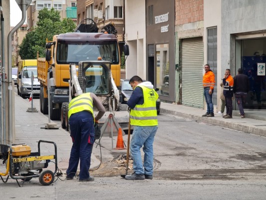 Elda favorece el paso de personas y vehículos en las calles San Crispín y Ramón Gorgé