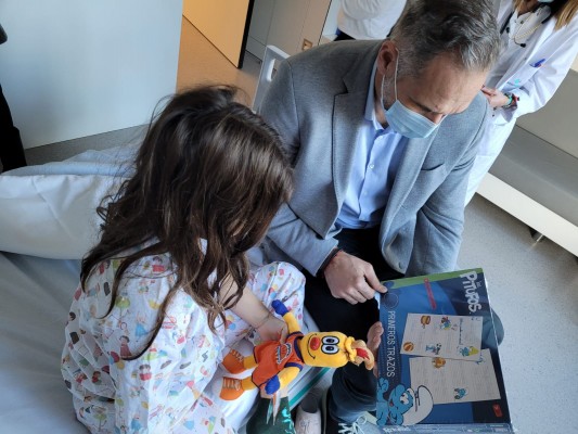 Los niños hospitalizados en Quirónsalud Valencia reciben la visita del Valencia Basket