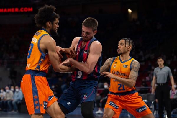 El Valencia a no distanciarse de la zona alta a costa de un fuerte Barça