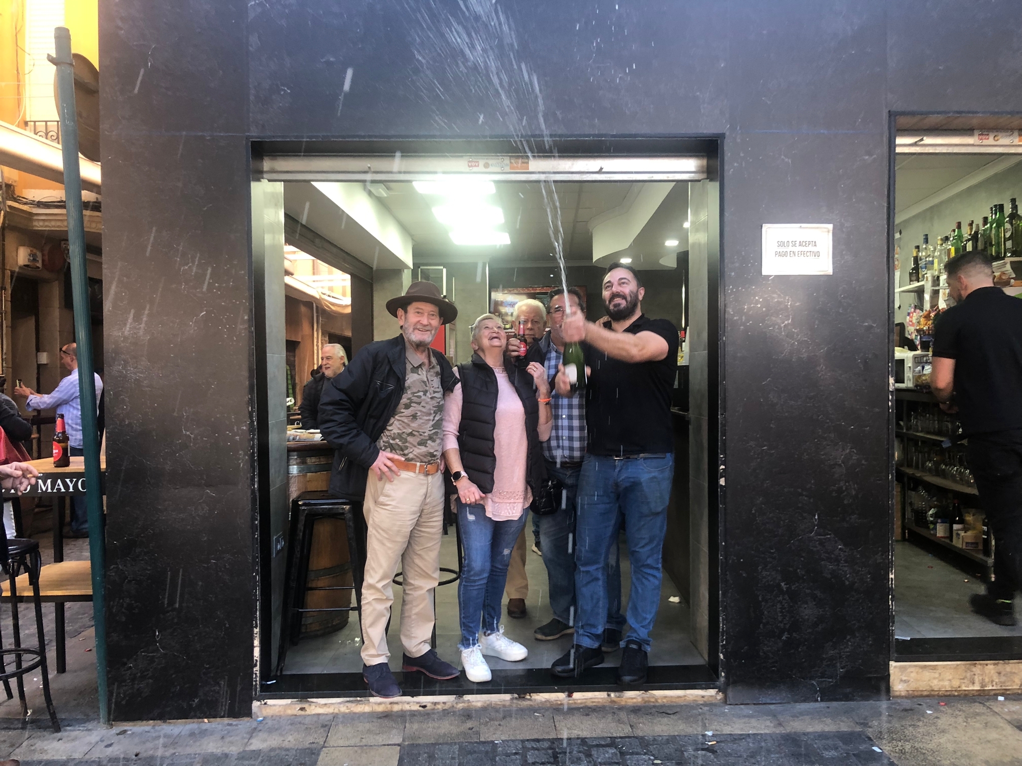 La alegría del Gordo llega a las Tascas... con la cesta de la Cafetería Amado